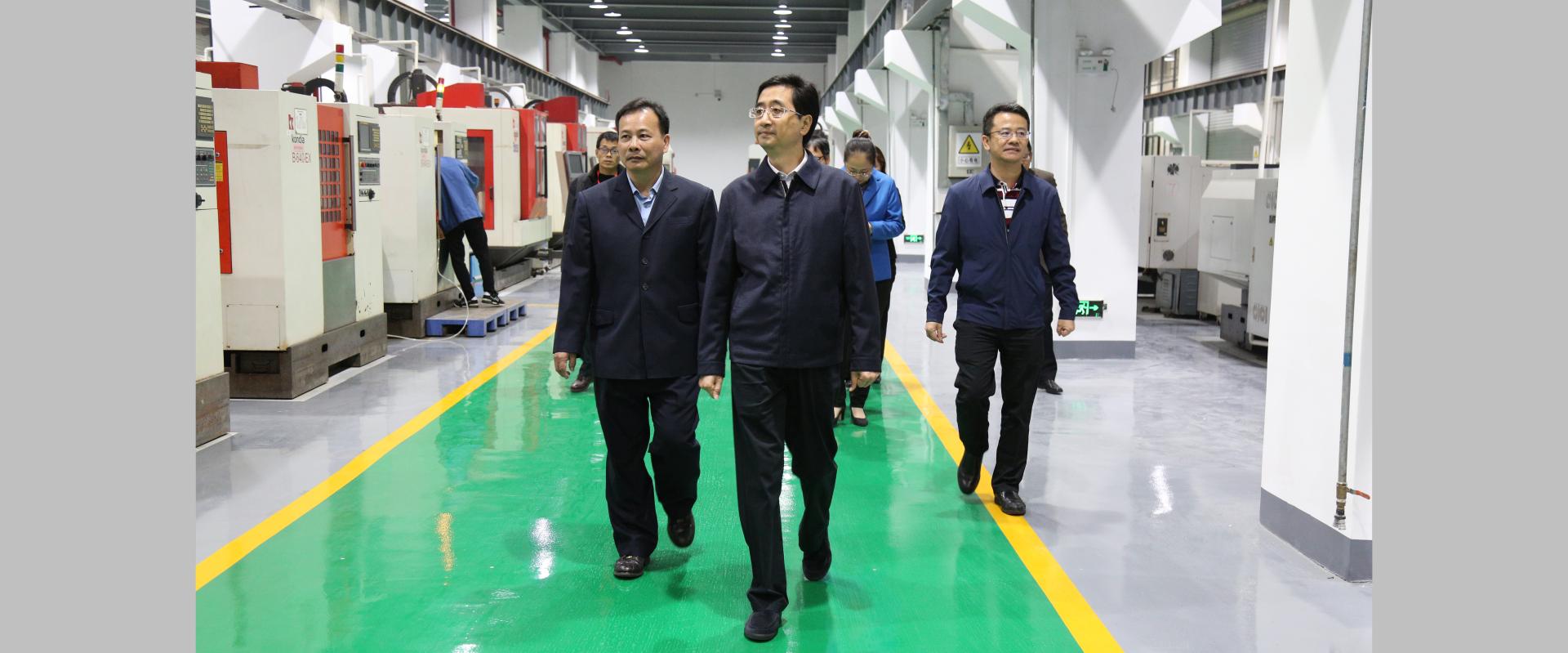 張曉欽副主任在我校南甯富士康學院機電産品加工技術實訓基地調研(馬營/攝)
